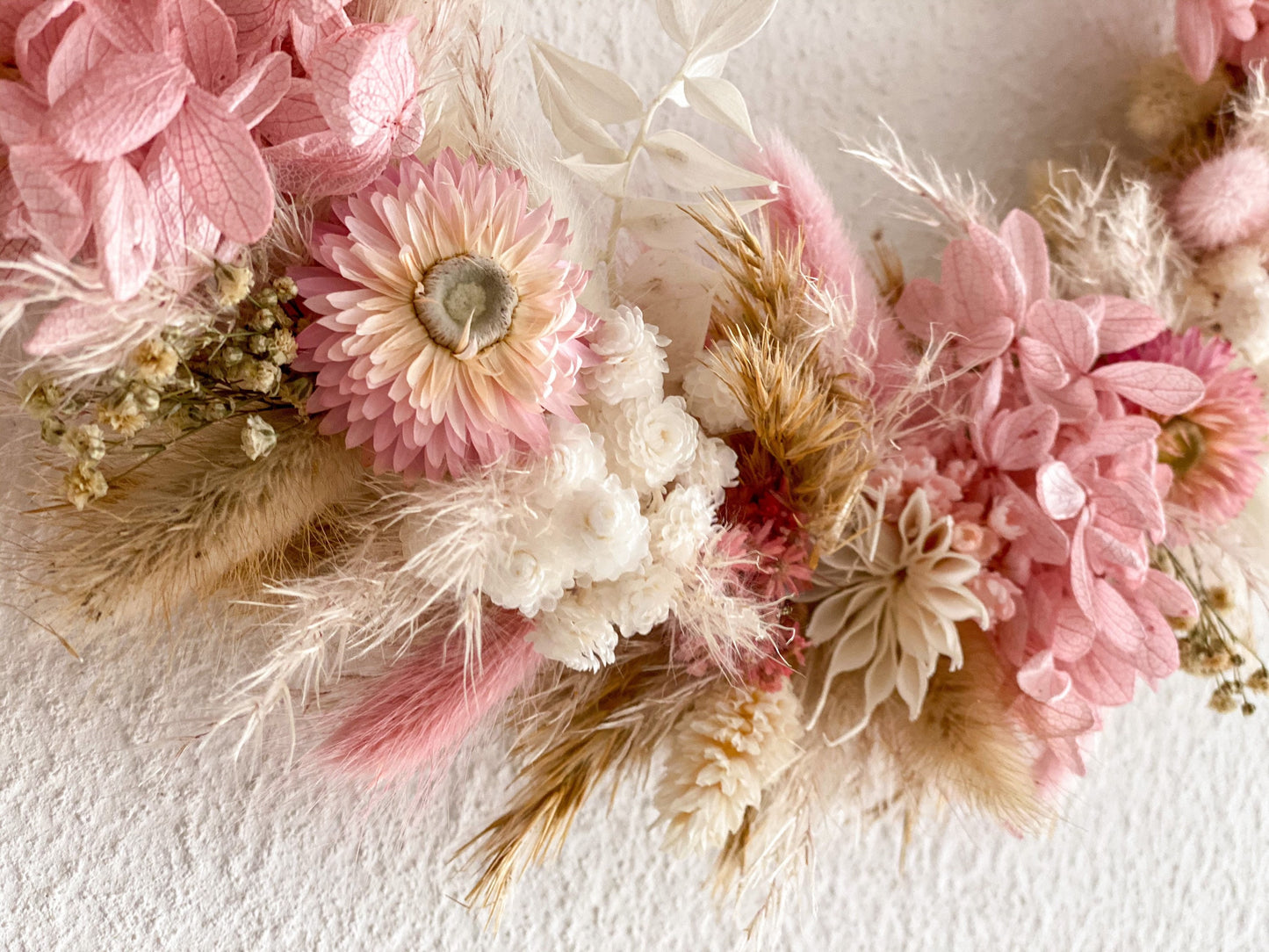 Trockenblumenkranz in Rosa, Weiß,Beige in verschiedenen Größen mit Hortensien, Strohblumen, Pampasgras, Lagurus, Ruscus, u.v.m.
