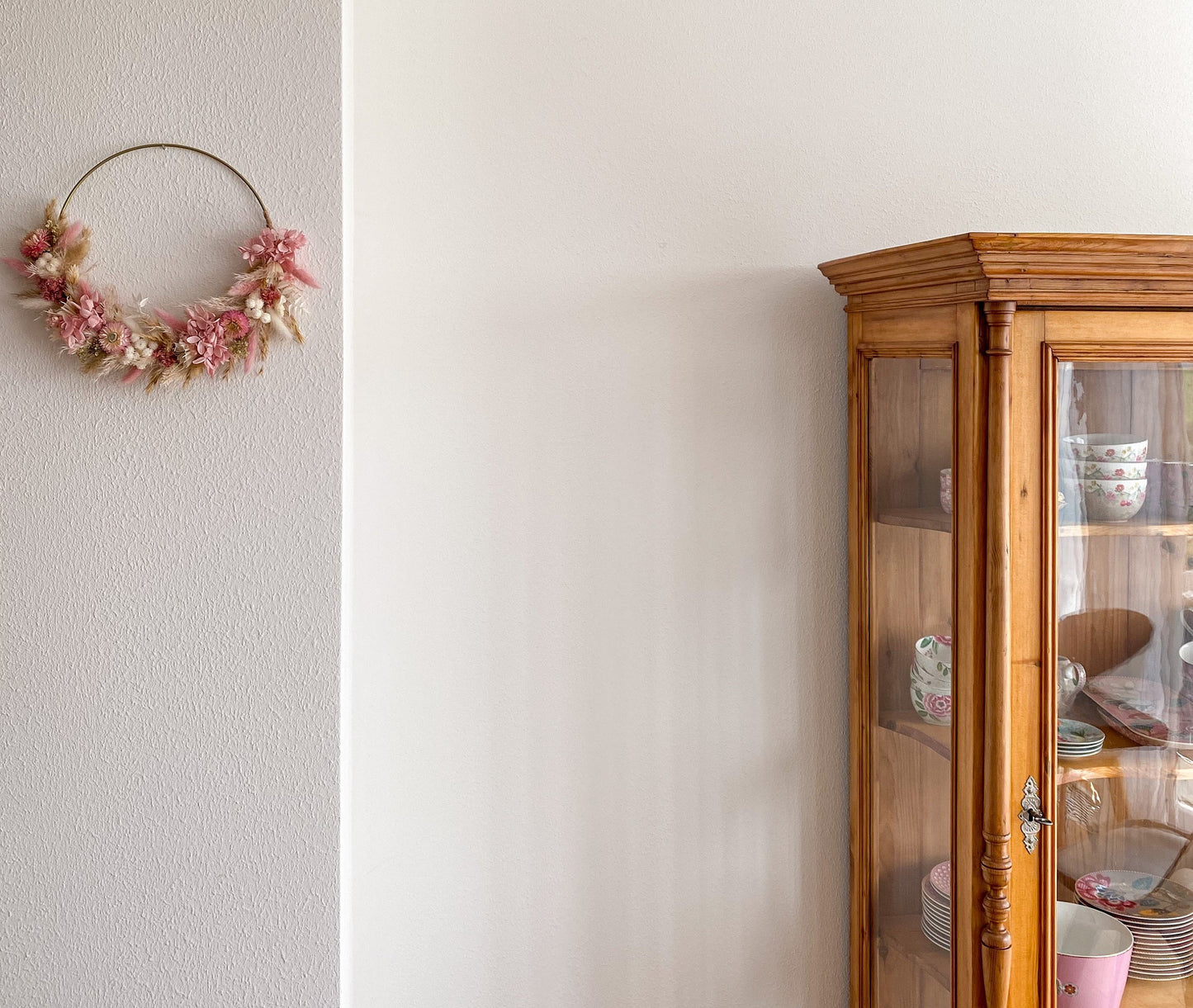 Trockenblumenkranz in Rosa, Weiß,Beige in verschiedenen Größen mit Hortensien, Strohblumen, Pampasgras, Lagurus, Ruscus, u.v.m.