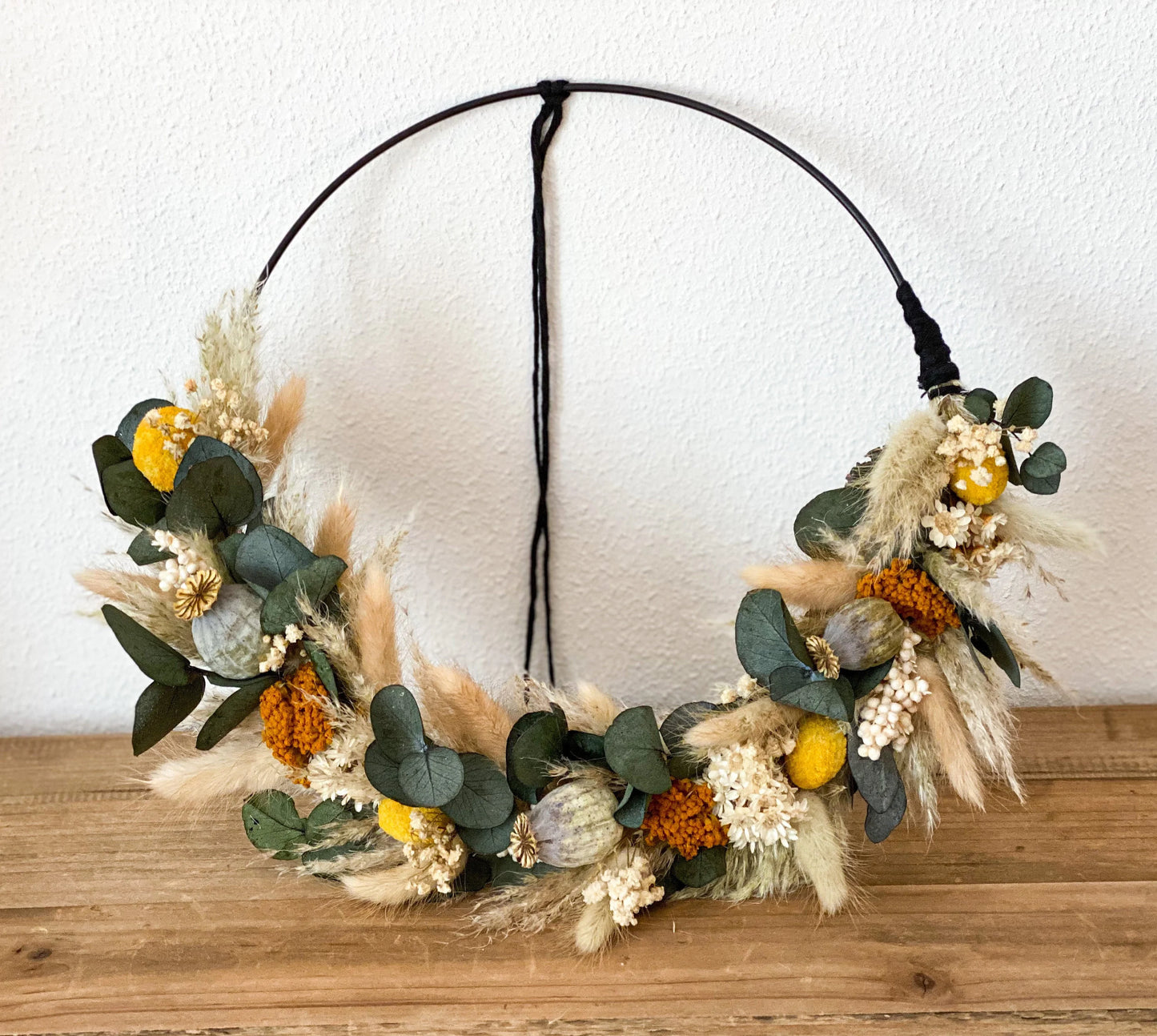 Trockenblumenkranz in Beige, Weiß, Gelb, Orange mit Eukalyptus Türkranz mit Pampasgras, Mohn, Lagurus, Phalaris, Nigella