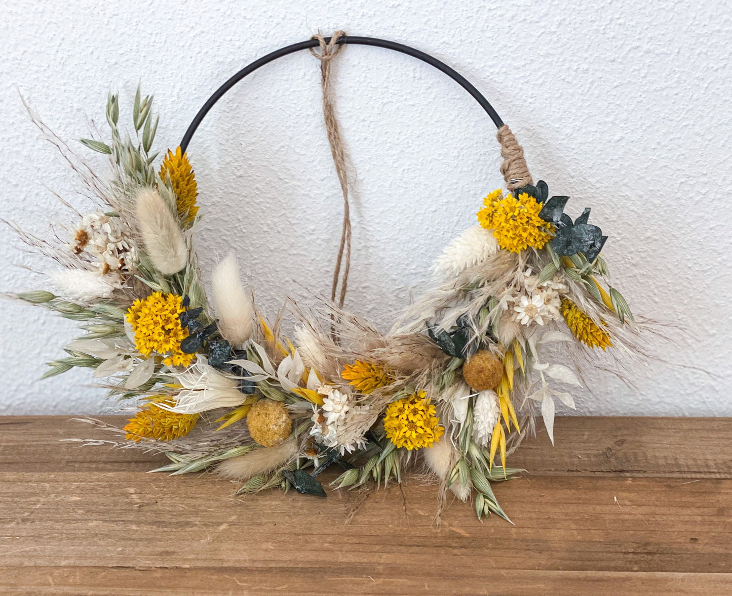Trockenblumenkranz in Beige, Weiß, Gelb, Grün, Türkranz mit Pampasgras, Craspedia, Hafer, Lagurus, Phalaris, Nigella