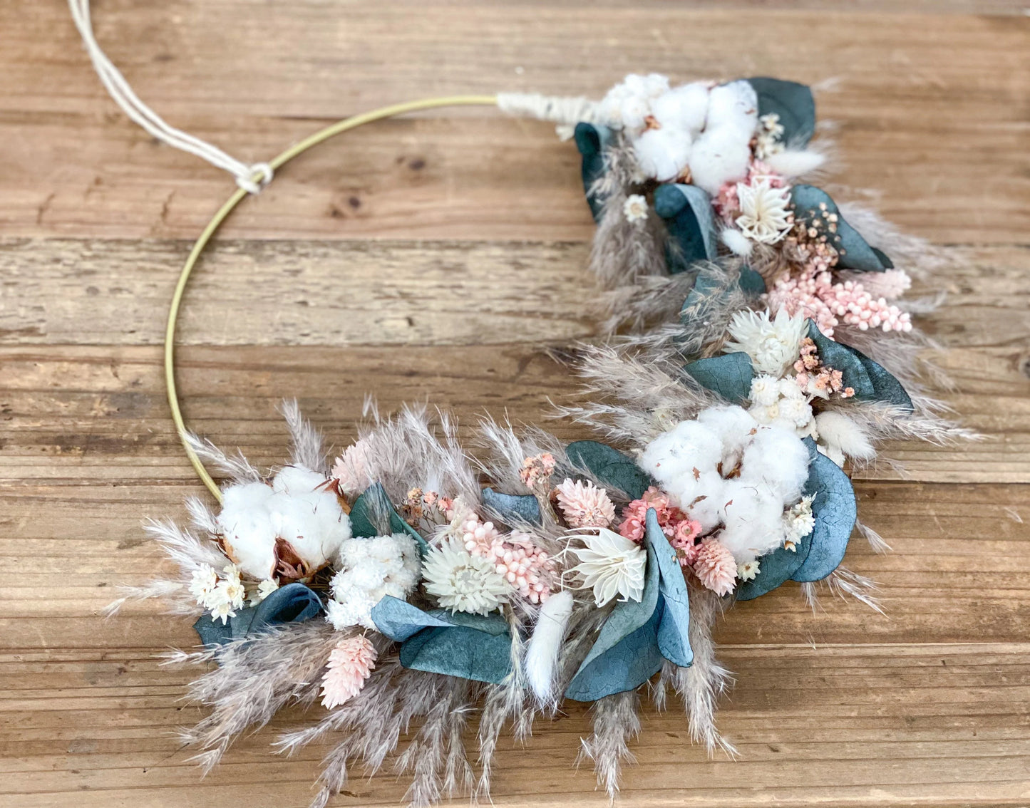 Trockenblumenkranz in Beige, Weiß, Rosé mit Eukalyptus Türkranz mit Pampasgras, Baumwolle, Strohblumen, Lagurus, Phalaris, Nigella