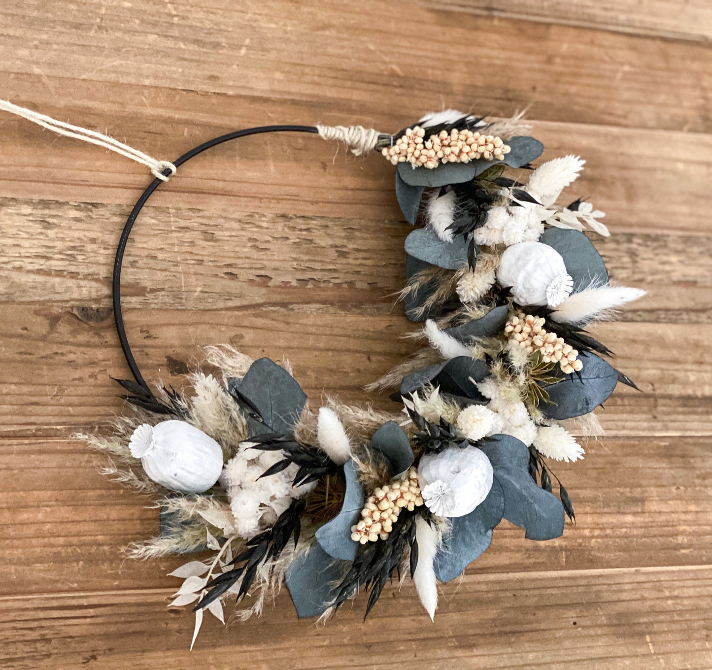 Trockenblumenkranz in Beige, Weiß, Schwarz mit Eukalyptus Türkranz mit Pampasgras, Baumwolle, weißem Mohn, Lagurus, Phalaris, Nigella