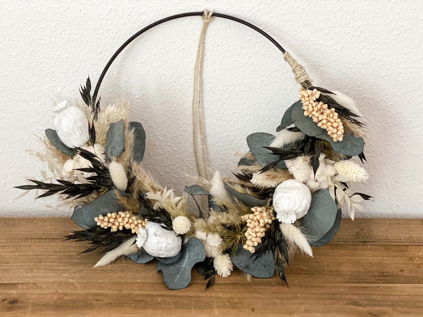 Trockenblumenkranz in Beige, Weiß, Schwarz mit Eukalyptus Türkranz mit Pampasgras, Baumwolle, weißem Mohn, Lagurus, Phalaris, Nigella