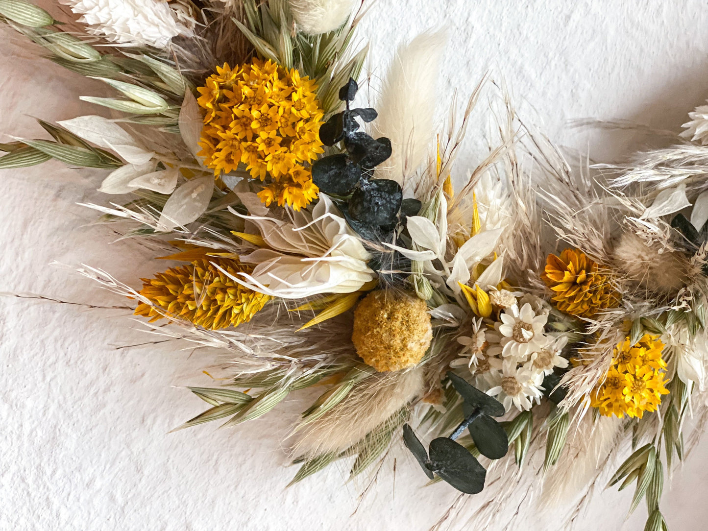 Trockenblumenkranz in Beige, Weiß, Gelb, Grün, Türkranz mit Pampasgras, Craspedia, Hafer, Lagurus, Phalaris, Nigella