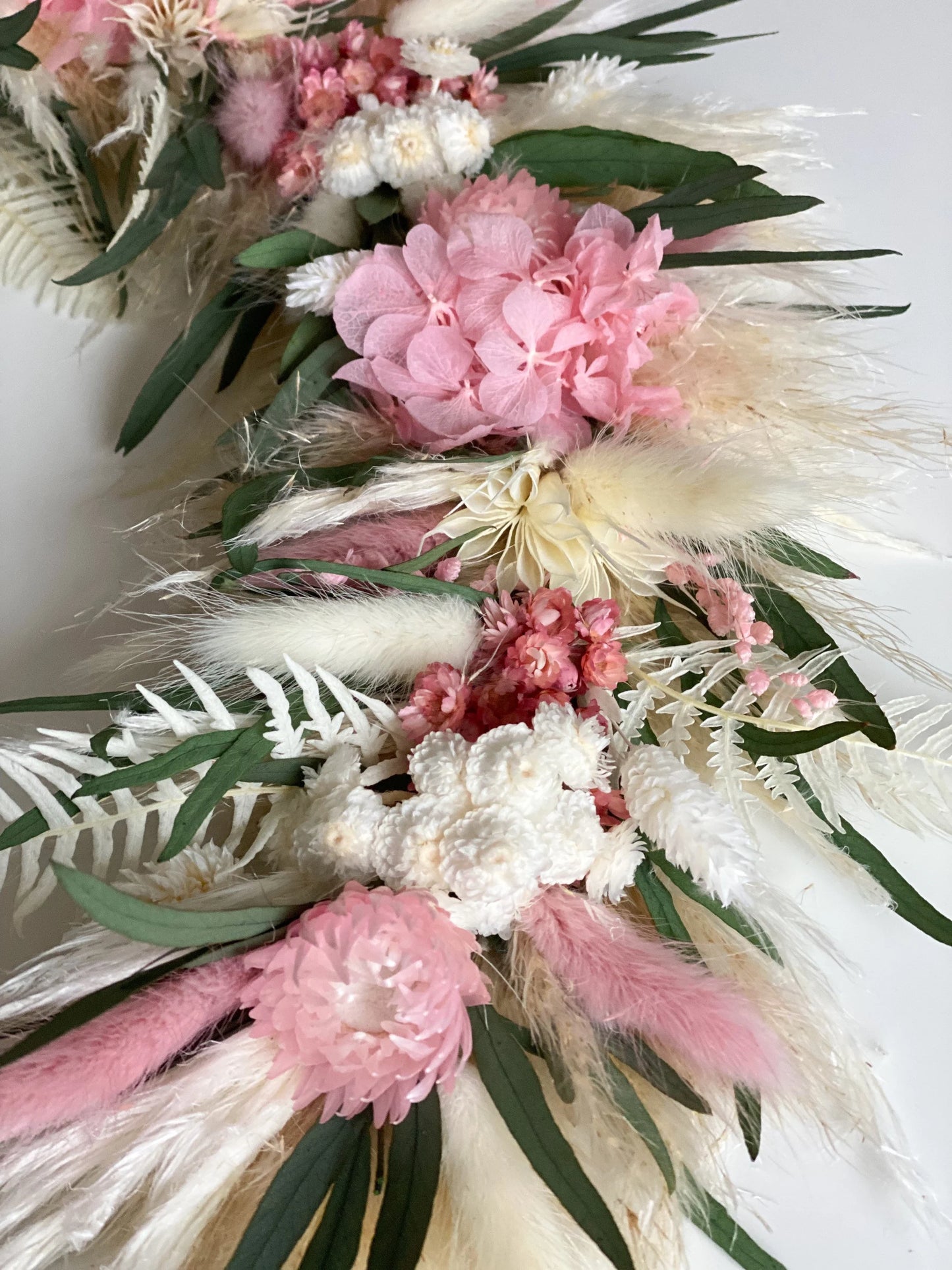 Trockenblumenkranz in Rosa, Weiß, Grün mit Eukalyptus Türkranz mit Pampasgras, Lagurus, Strohblumen