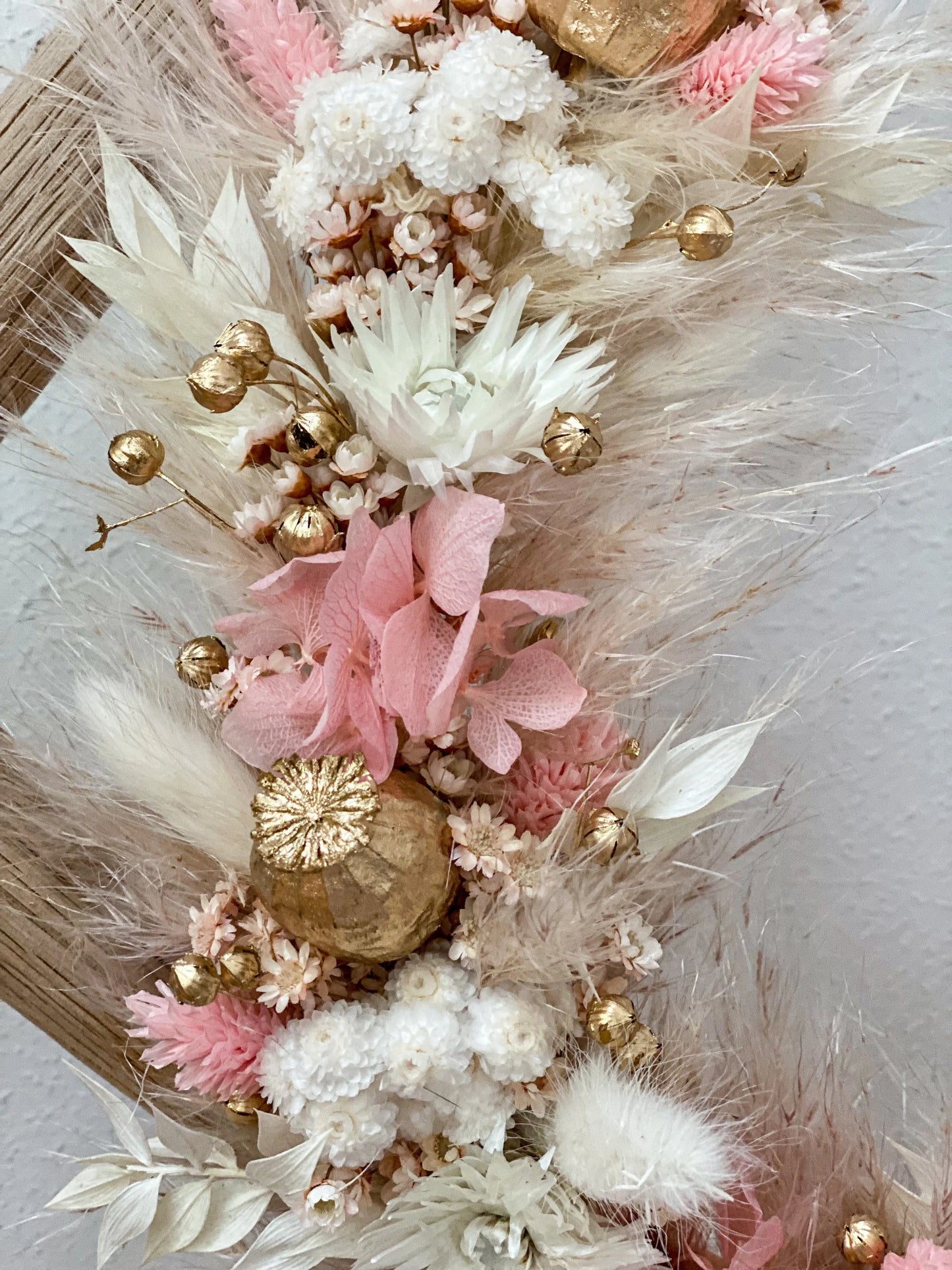 Trockenblumenkranz in Gold, Weiß, Rosa mit goldenem Mohn, Türkranz mit Pampasgras, Baumwolle, Strohblumen, Lagurus, Phalaris