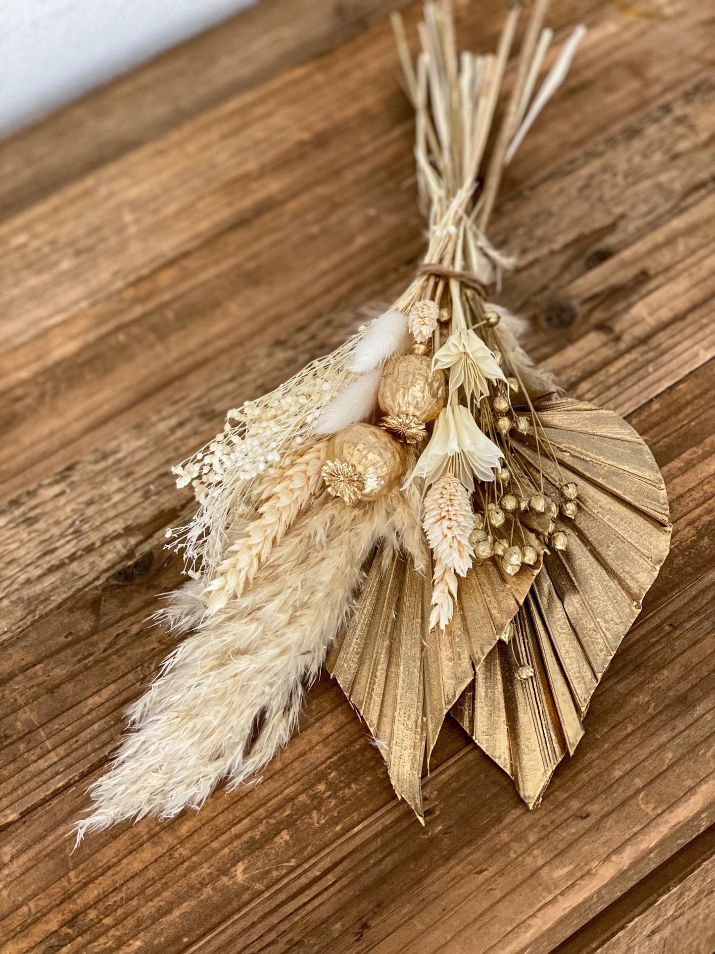 Tortentopper oder Trockenblumenstrauß mit in Weiß und Gold mit zwei Palmblättern, Hafer, Weizen, Lagurus, Craspedia, Phalaris