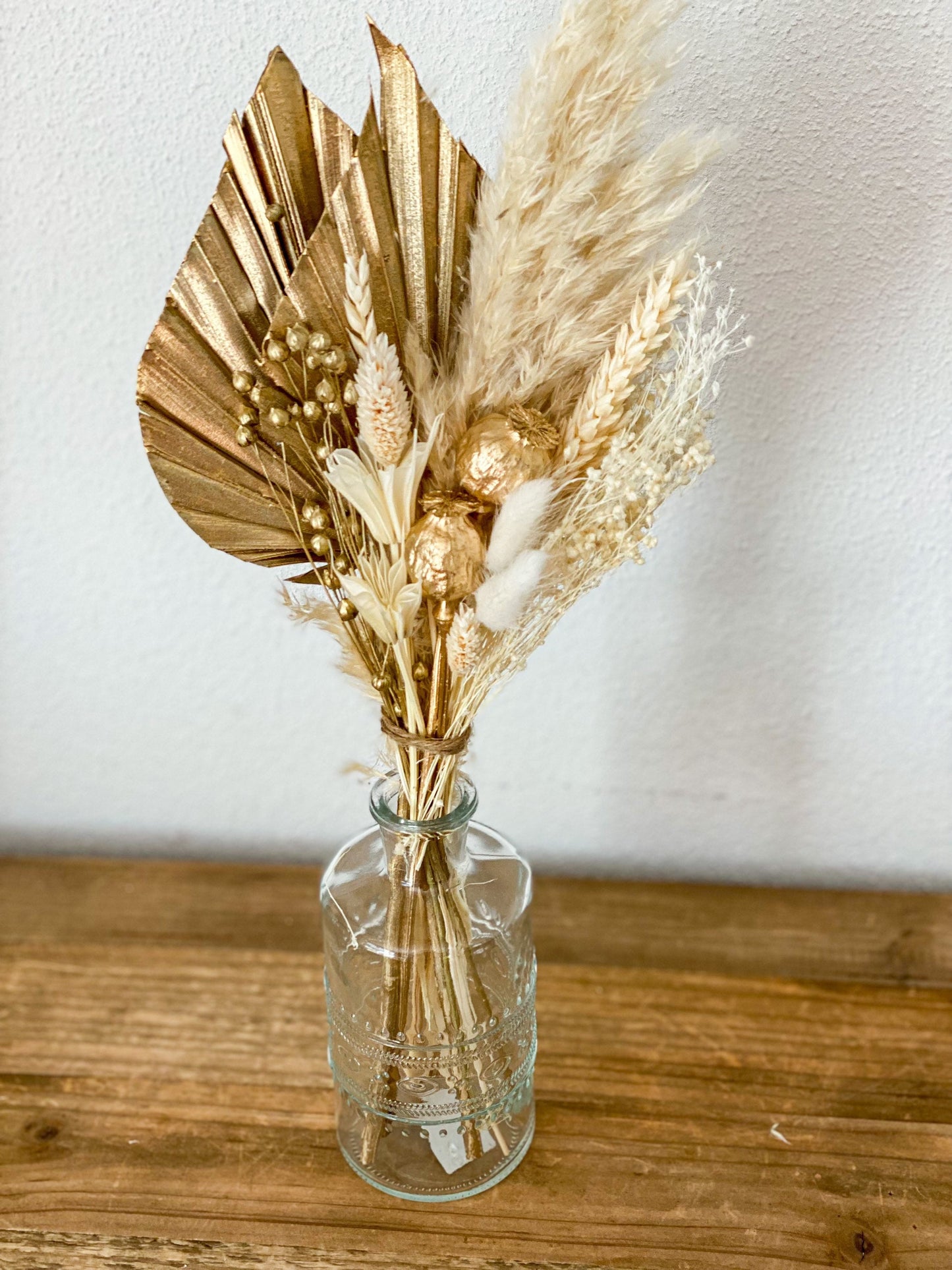 Tortentopper oder Trockenblumenstrauß mit in Weiß und Gold mit zwei Palmblättern, Hafer, Weizen, Lagurus, Craspedia, Phalaris