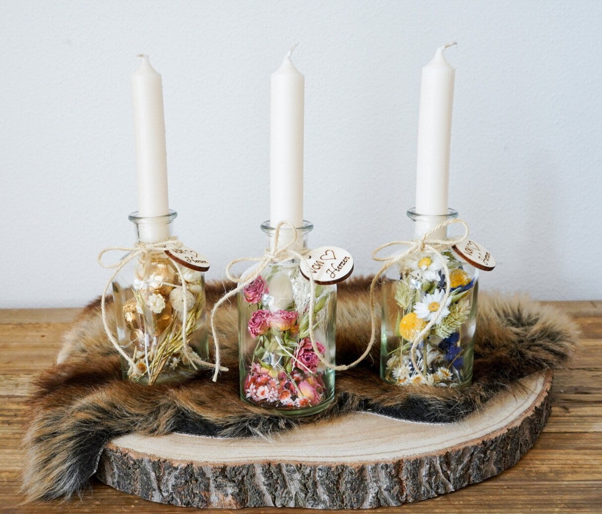 Trockenblumen im Glas, Trockenblumenstrauß im Glas, auch als Kerzenständer mit Holz-Anhänger, Blumenglas