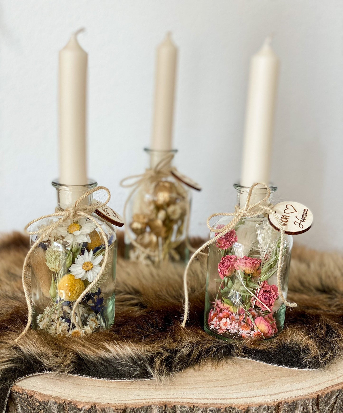 Trockenblumen im Glas, Trockenblumenstrauß im Glas, auch als Kerzenständer mit Holz-Anhänger, Blumenglas