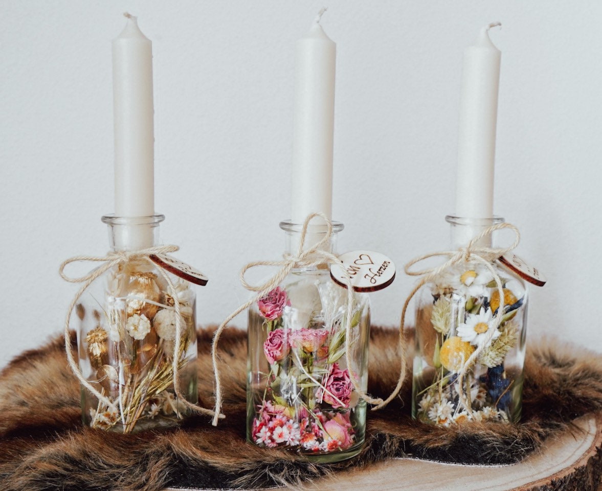 Trockenblumen im Glas, Trockenblumenstrauß im Glas, auch als Kerzenständer mit Holz-Anhänger, Blumenglas