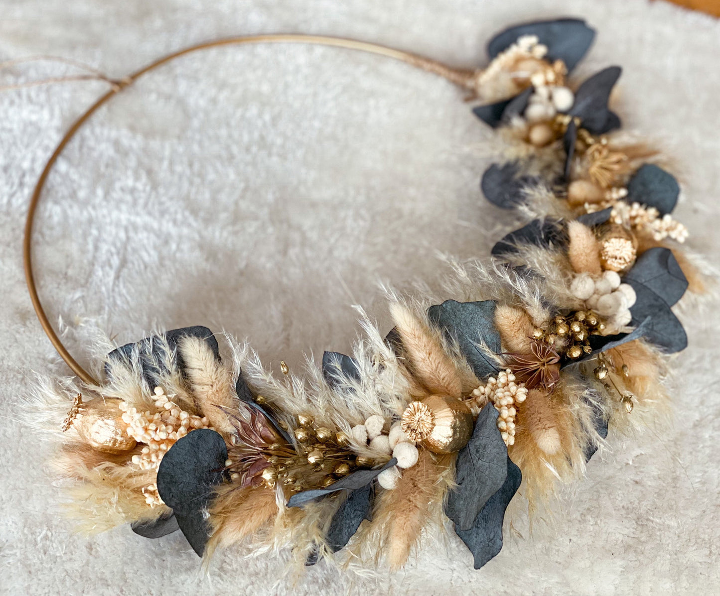 Trockenblumenkranz in Beige, Gold mit Eukalyptus Türkranz mit Pampasgras, goldenem Mohn, Lagurus, Phalaris, Nigella