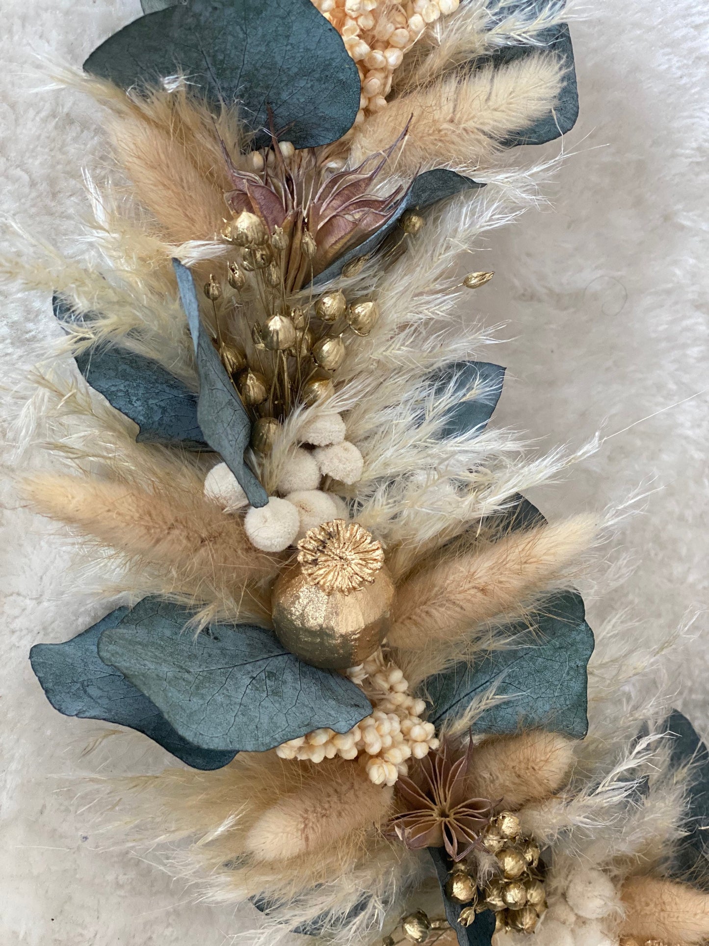 Trockenblumenkranz in Beige, Gold mit Eukalyptus Türkranz mit Pampasgras, goldenem Mohn, Lagurus, Phalaris, Nigella