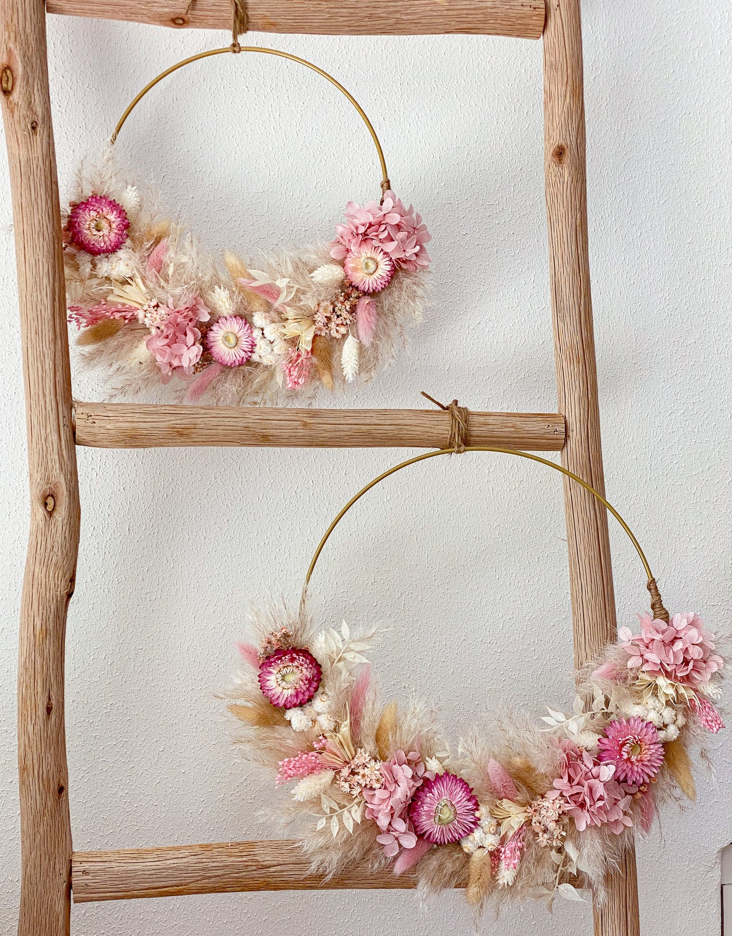 Trockenblumenkranz in Rosa, Weiß,Beige in verschiedenen Größen mit Hortensien, Strohblumen, Pampasgras, Lagurus, Ruscus, u.v.m.