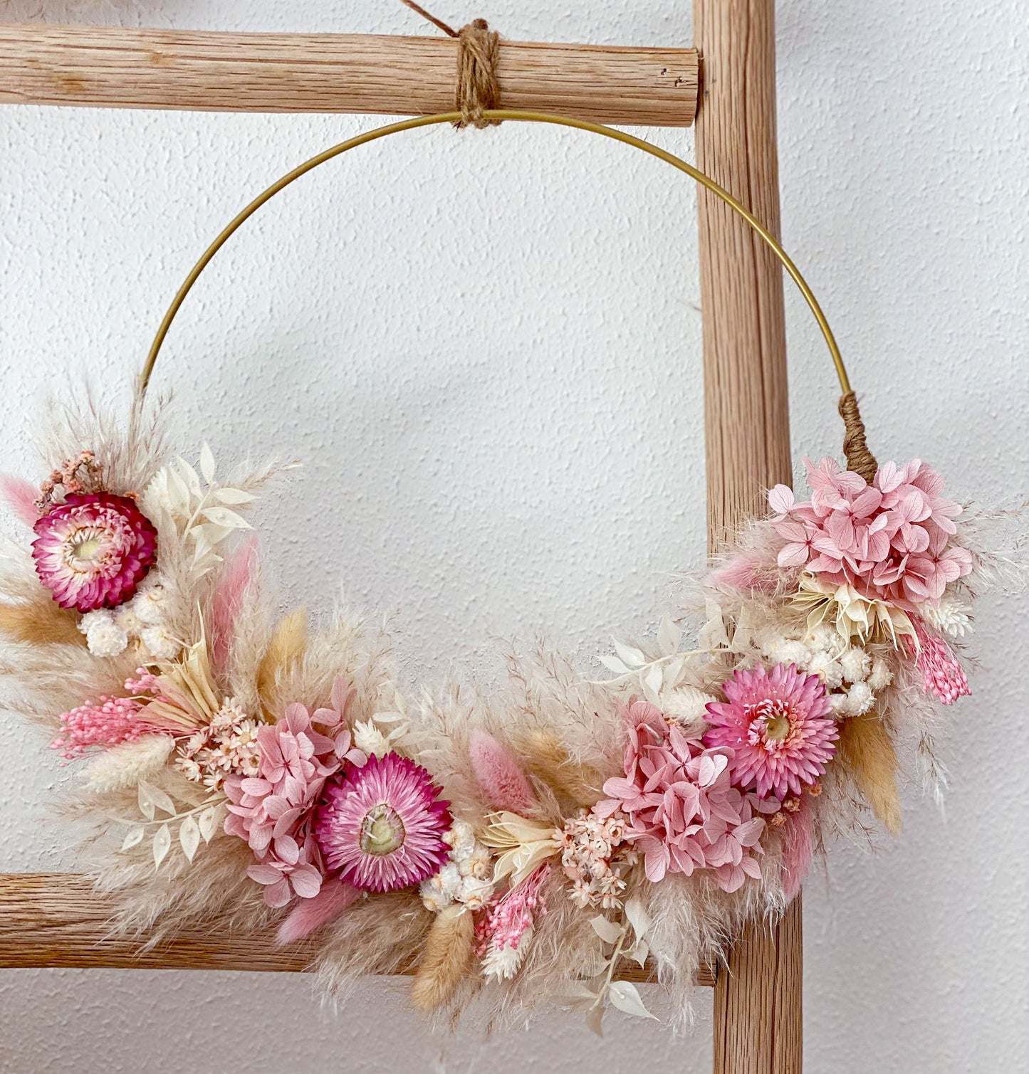 Trockenblumenkranz in Rosa, Weiß,Beige in verschiedenen Größen mit Hortensien, Strohblumen, Pampasgras, Lagurus, Ruscus, u.v.m.