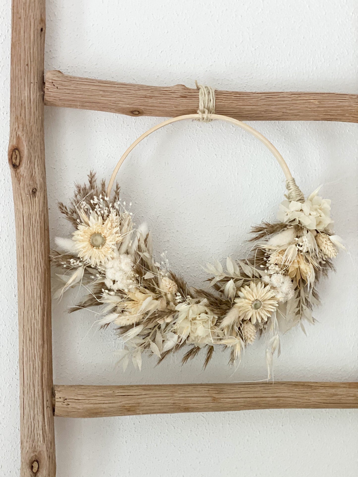 Trockenblumenkranz in Naturfarben, Weiß, Beige, verschiedenen Größen mit Hortensien, Strohblumen, Pampasgras, Lagurus, Ruscus, Hafer u.v.m.