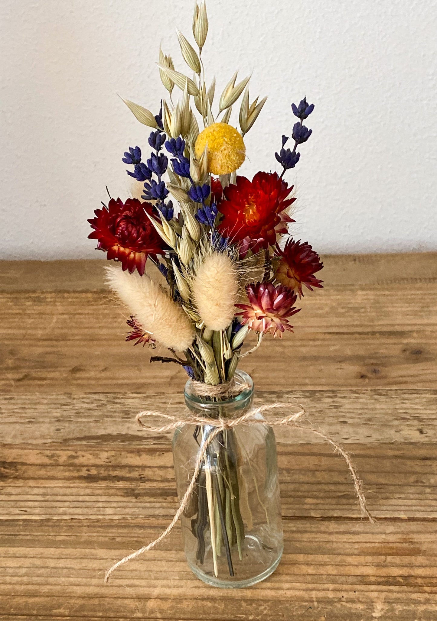 Kleiner Trockenblumenstrauß mit Vase in bunten Farben mit Pampasgras, Craspedia, Lagurus, Lavendel, Rosen, Phalaris, Hafer