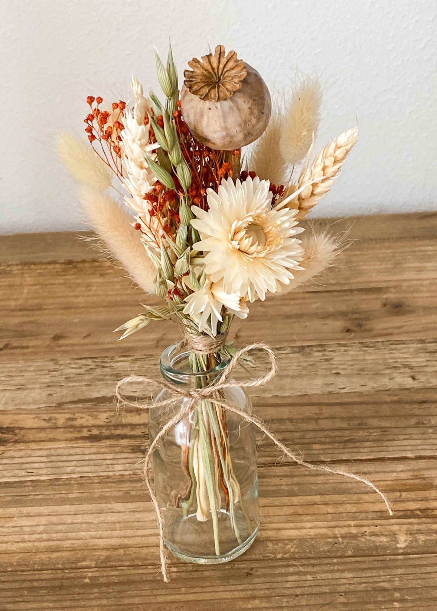 Kleiner Trockenblumenstrauß mit Vase in bunten Farben mit Pampasgras, Craspedia, Lagurus, Lavendel, Rosen, Phalaris, Hafer