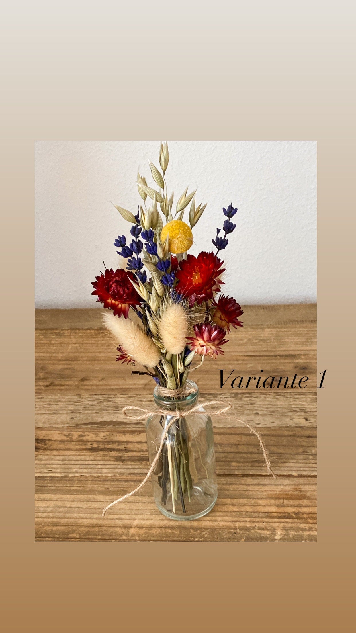 Kleiner Trockenblumenstrauß mit Vase in bunten Farben mit Pampasgras, Craspedia, Lagurus, Lavendel, Rosen, Phalaris, Hafer