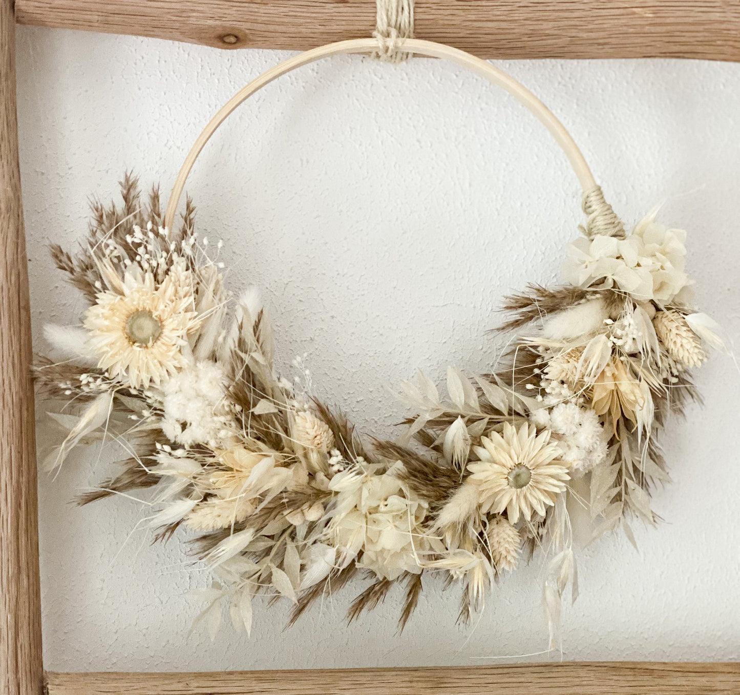 Trockenblumenkranz in Naturfarben, Weiß, Beige, verschiedenen Größen mit Hortensien, Strohblumen, Pampasgras, Lagurus, Ruscus, Hafer u.v.m.