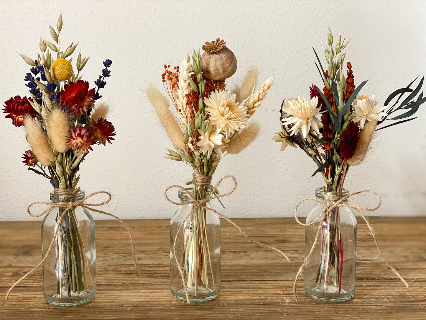 Kleiner Trockenblumenstrauß mit Vase in bunten Farben mit Pampasgras, Craspedia, Lagurus, Lavendel, Rosen, Phalaris, Hafer