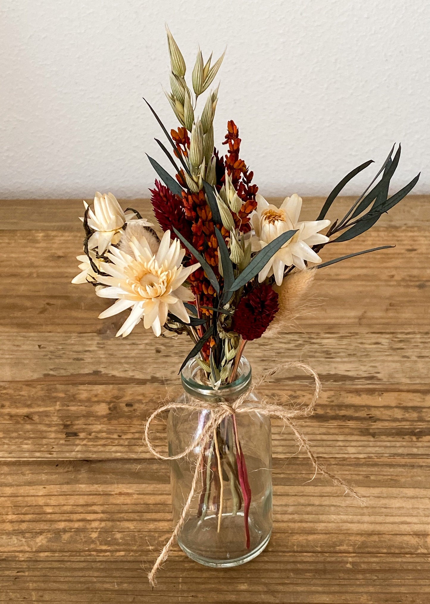 Kleiner Trockenblumenstrauß mit Vase in bunten Farben mit Pampasgras, Craspedia, Lagurus, Lavendel, Rosen, Phalaris, Hafer