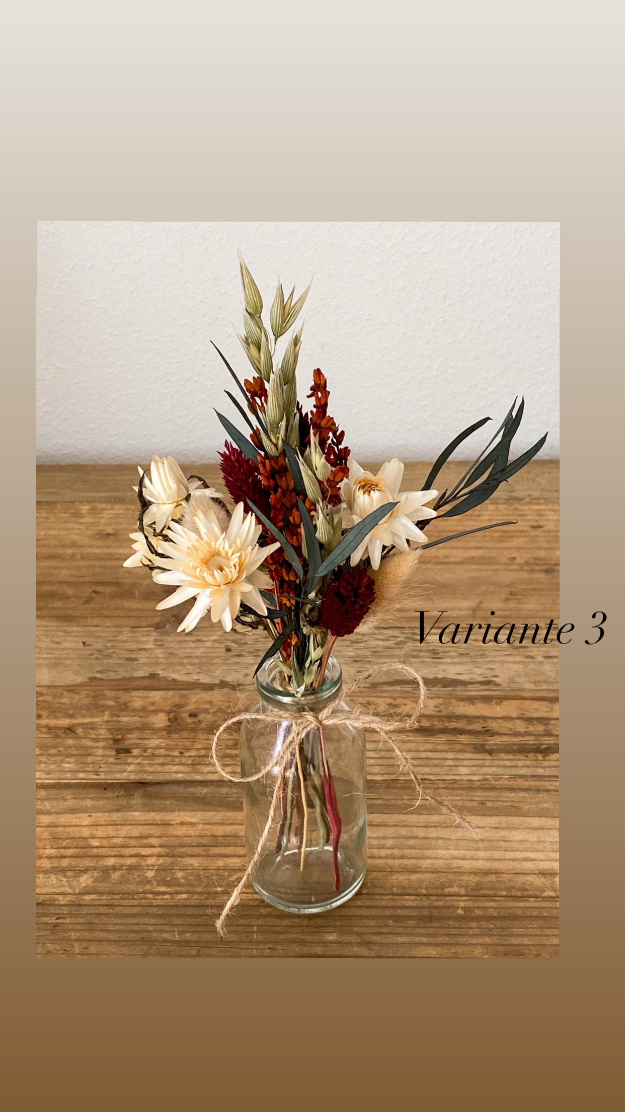 Kleiner Trockenblumenstrauß mit Vase in bunten Farben mit Pampasgras, Craspedia, Lagurus, Lavendel, Rosen, Phalaris, Hafer