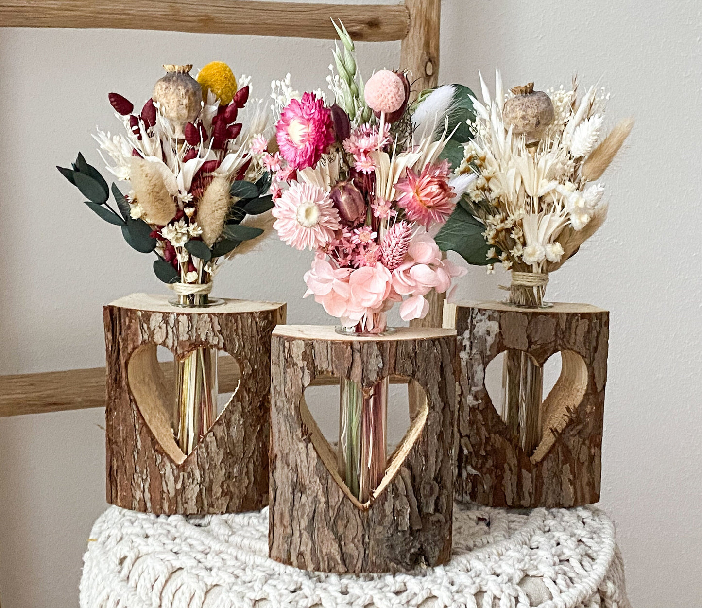 Trockenblumenstrauß „My Darling“ mit Holz-Vase in verschiedenen Farben mit Hafer, Craspedia, Lagurus, Glixia, Phalaris, Schleierkraut