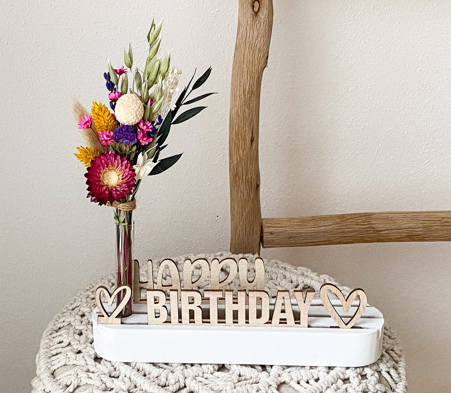 Flowerboard, Trockenblumenstrauß und Kartenhalter, Holzleiste „Happy Birthday“ mit Trockenblumen, Geburtstag, Geschenk