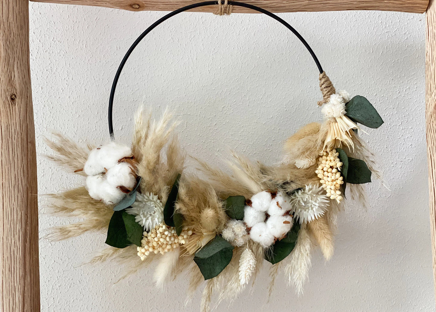 Trockenblumenkranz in Beige, Weiß, Naturfarben mit Eukalyptus Türkranz mit Pampasgras, Baumwolle, Mohn, Lagurus, Phalaris, Nigella