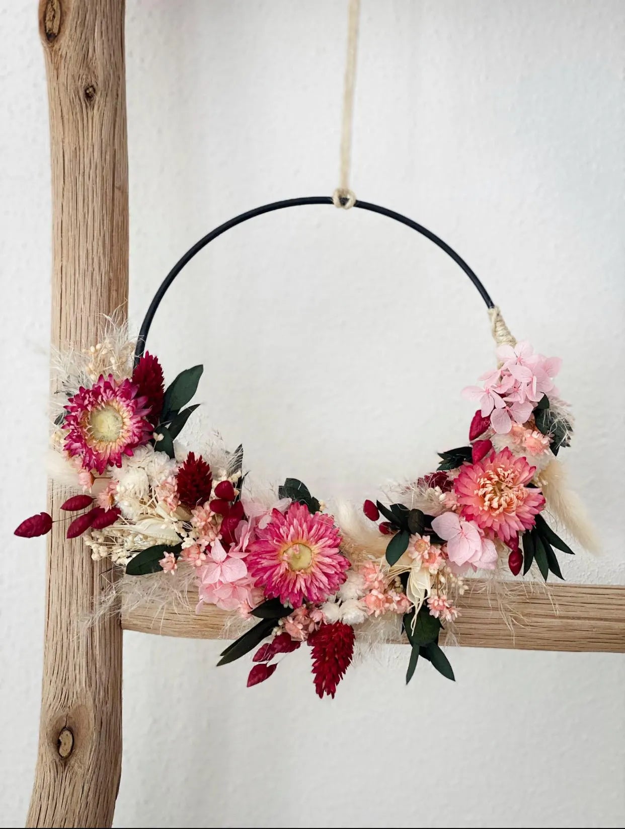 Trockenblumenkranz „Romantic Berry“ mit vielen verschiedenen Trockenblumen wie Strohblumen, Phalaris, Lagurus, Hortensie, Eukalyptus