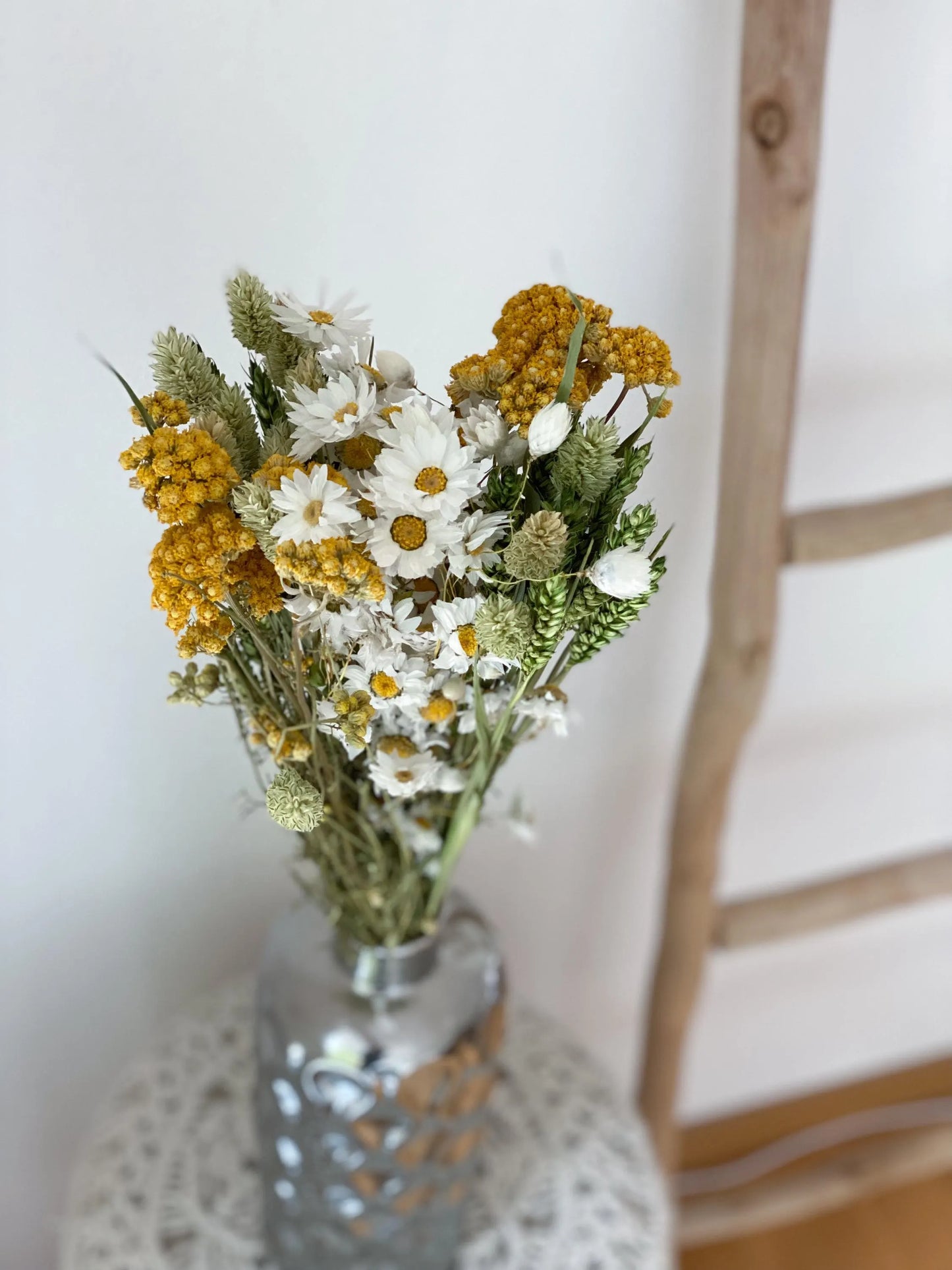 Großer Trockenblumenstrauß in Naturfarben und Gelb mit Hafer, Rhodante, Pahlaris, Weizen, großer Trockenblumen-Strauß