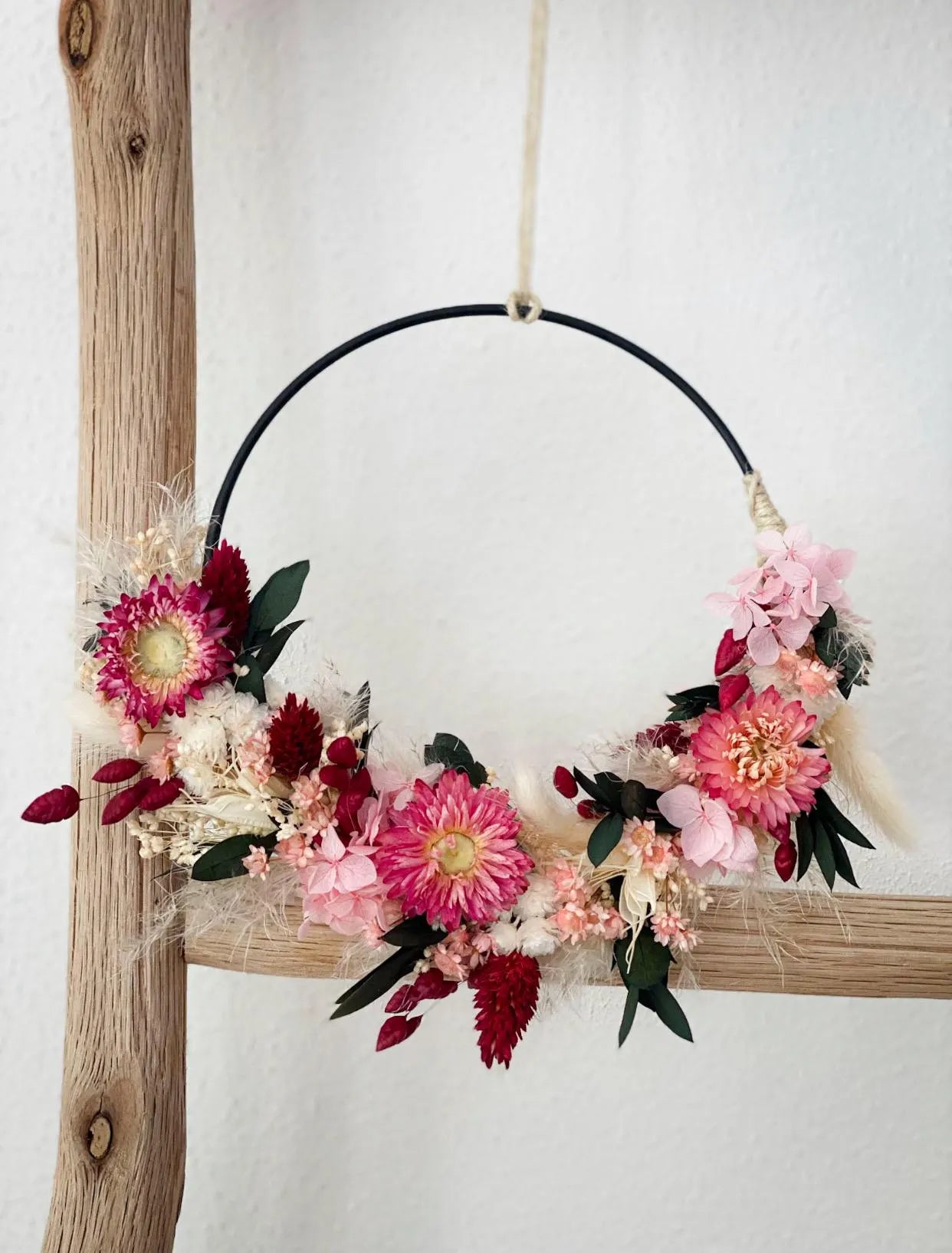 Trockenblumenkranz „Romantic Berry“ mit vielen verschiedenen Trockenblumen wie Strohblumen, Phalaris, Lagurus, Hortensie, Eukalyptus