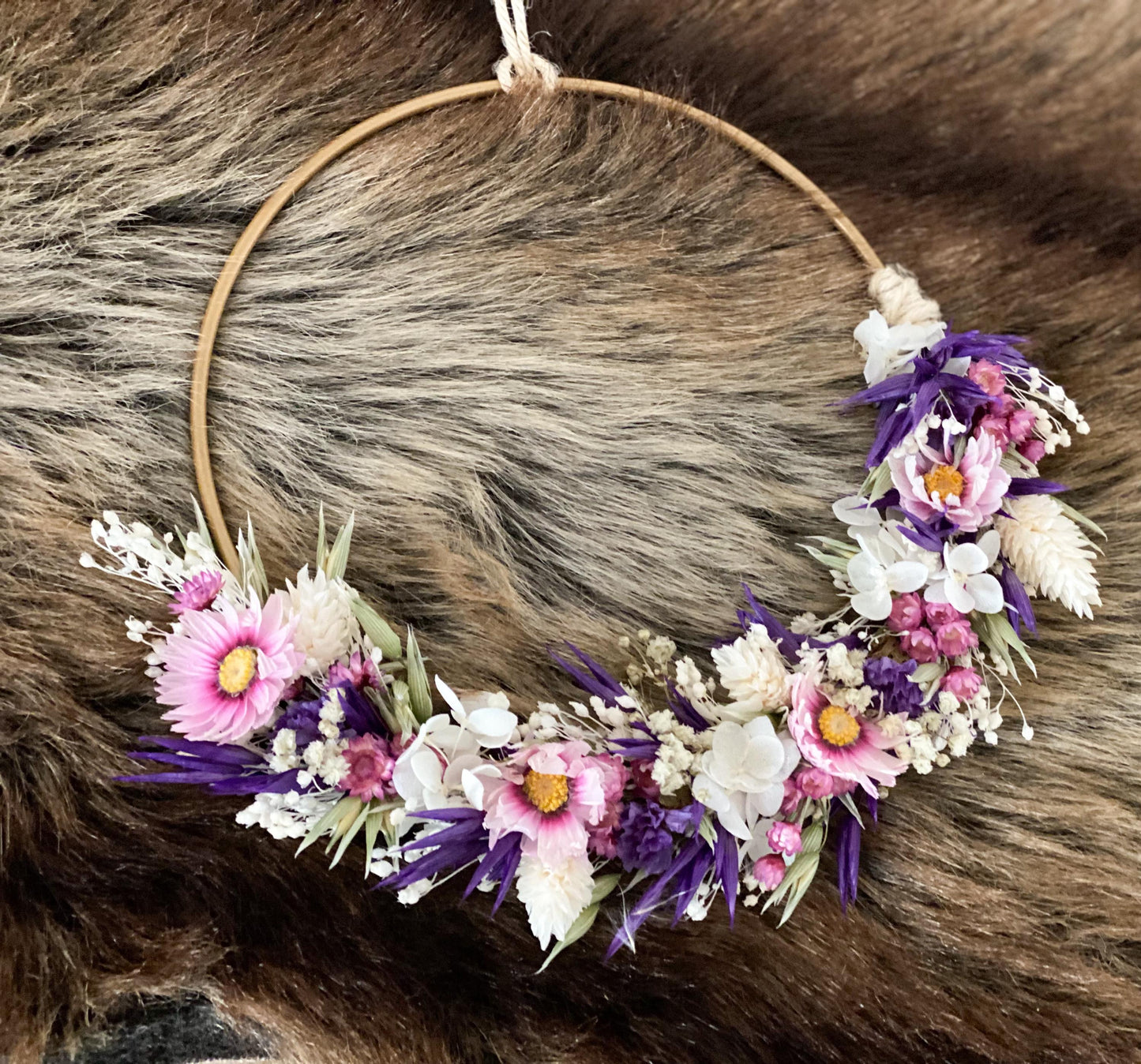 Filigraner Trockenblumenkranz in Lila, Weiß, Grün, verschiedenen Größen mit Hortensien, Lagurus, Ruscus, Hafer, Rhodante u.v.m.