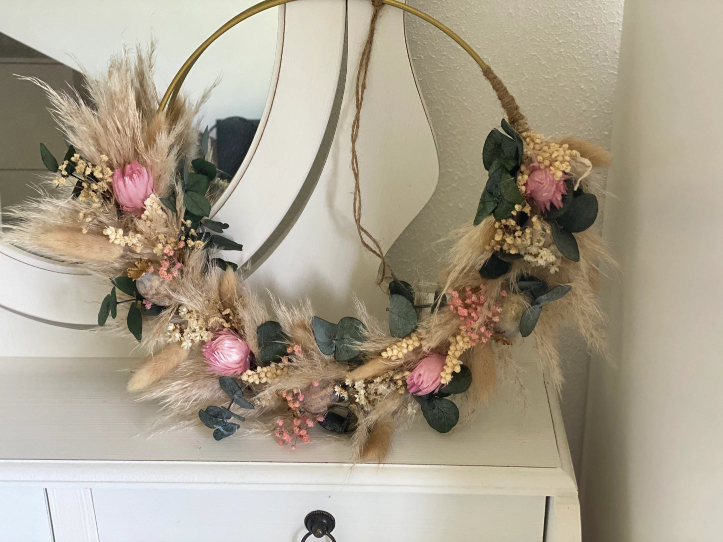 Trockenblumenkranz in Beige, Rosa mit Eukalyptus Türkranz mit Pampasgras, Lagurus, Glixia und Mohn