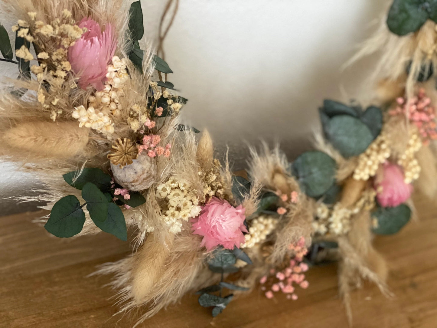 Trockenblumenkranz in Beige, Rosa mit Eukalyptus Türkranz mit Pampasgras, Lagurus, Glixia und Mohn