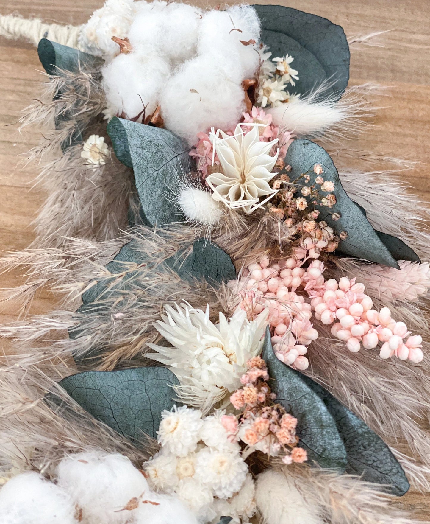 Trockenblumenkranz in Beige, Weiß, Rosé mit Eukalyptus Türkranz mit Pampasgras, Baumwolle, Strohblumen, Lagurus, Phalaris, Nigella