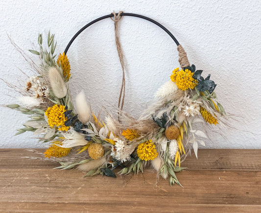 Trockenblumenkranz in Beige, Weiß, Gelb, Grün, Türkranz mit Pampasgras, Craspedia, Hafer, Lagurus, Phalaris, Nigella