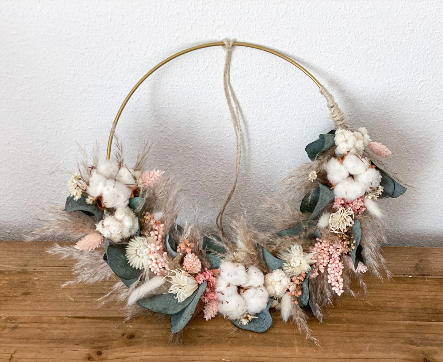 Trockenblumenkranz in Beige, Weiß, Rosé mit Eukalyptus Türkranz mit Pampasgras, Baumwolle, Strohblumen, Lagurus, Phalaris, Nigella
