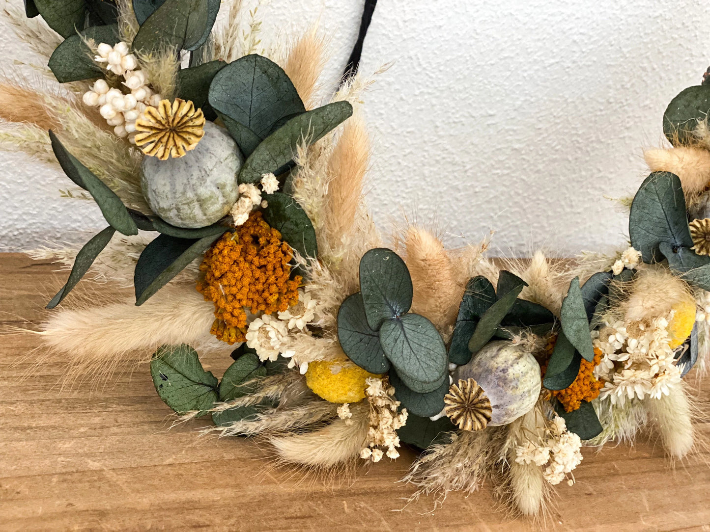 Trockenblumenkranz in Beige, Weiß, Gelb, Orange mit Eukalyptus Türkranz mit Pampasgras, Mohn, Lagurus, Phalaris, Nigella