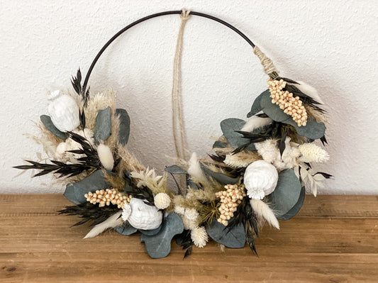 Trockenblumenkranz in Beige, Weiß, Schwarz mit Eukalyptus Türkranz mit Pampasgras, Baumwolle, weißem Mohn, Lagurus, Phalaris, Nigella