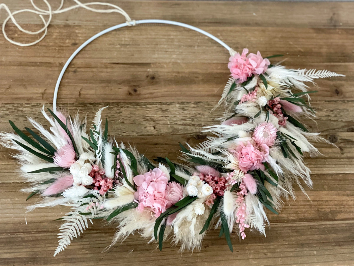 Trockenblumenkranz in Rosa, Weiß, Grün mit Eukalyptus Türkranz mit Pampasgras, Lagurus, Strohblumen