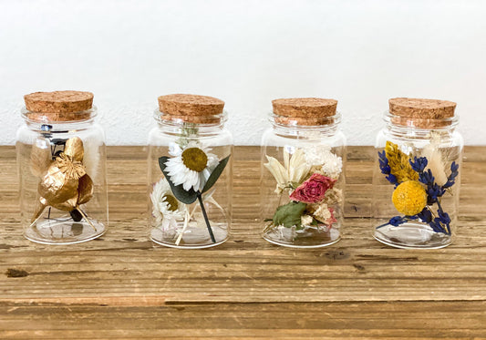 Trockenblumen - Sträußchen im Glas dry flowers in verschiedenen Farben, Trockenblumenstrauß im Glas