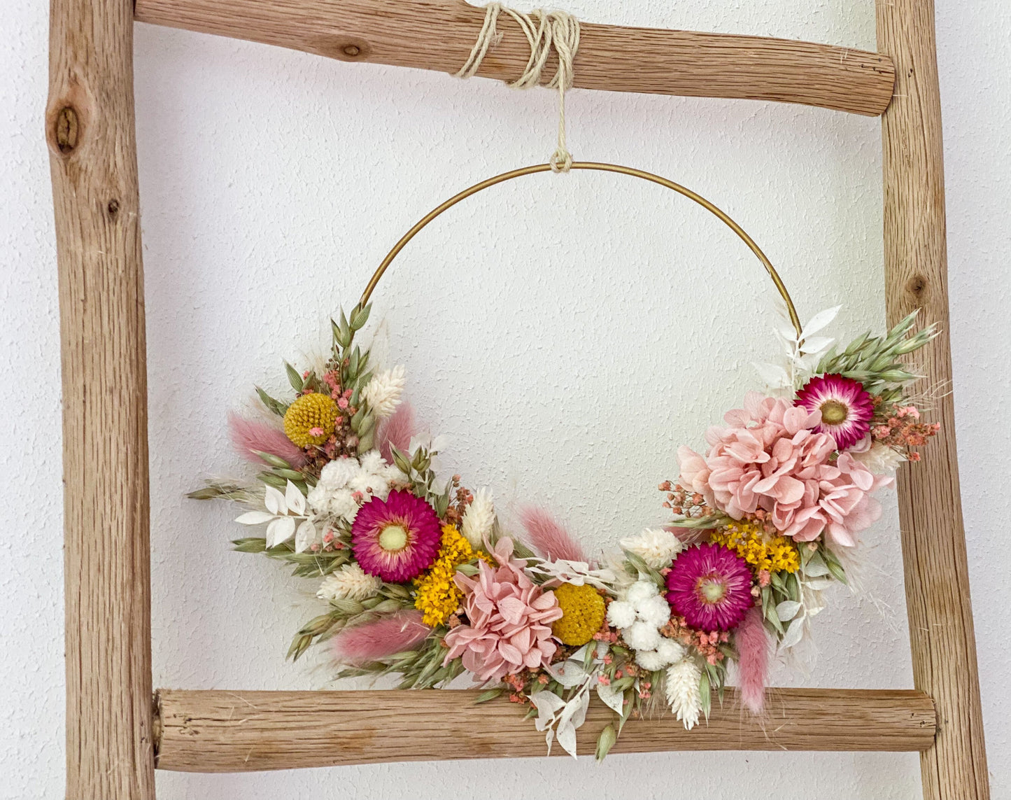 Trockenblumenkranz „Mona“ mit vielen verschiedenen Trockenblumen wie Strohblumen, Crapedia, Phalaris, Lagurus, Schleierkraut, Hortensie