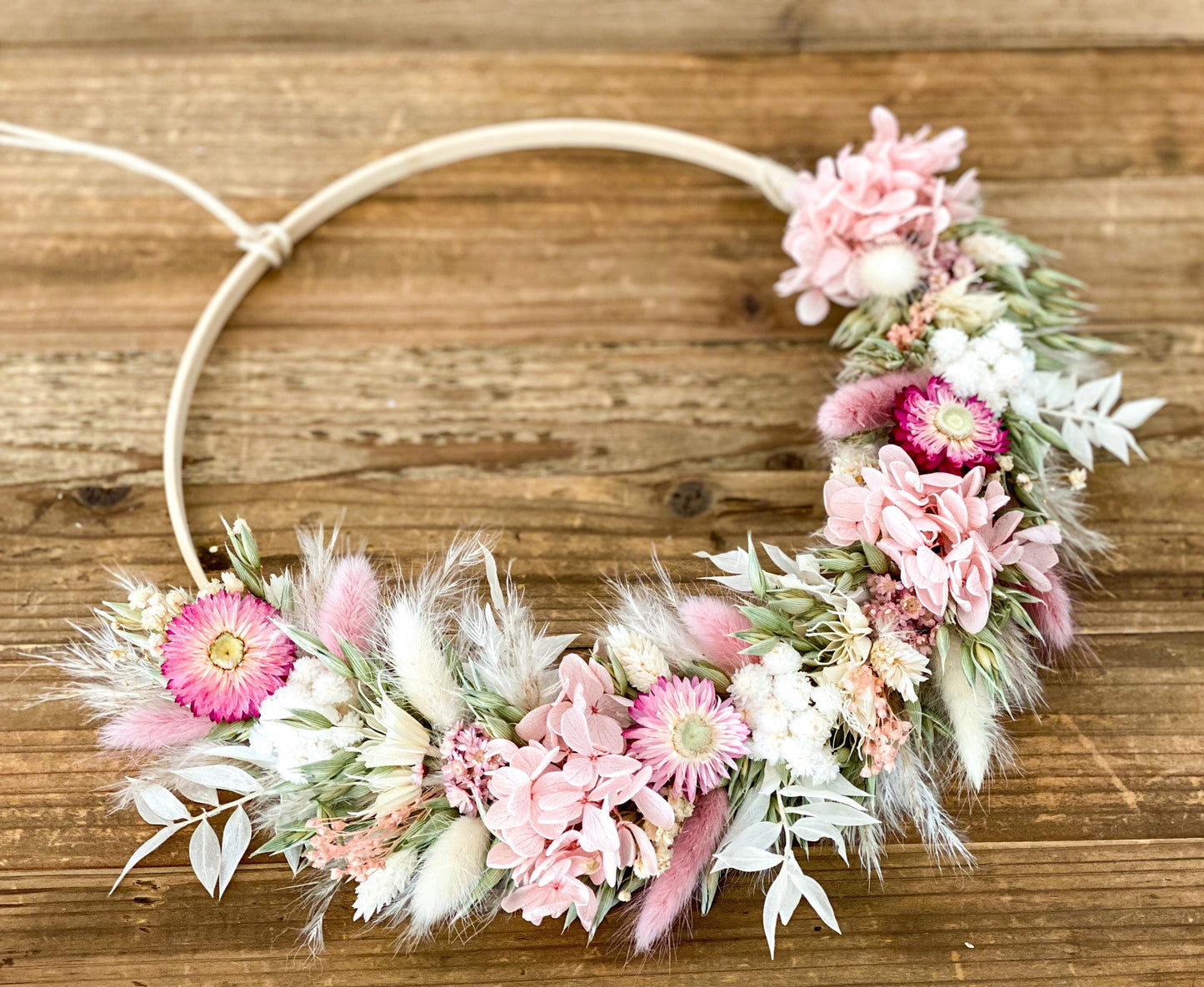 Trockenblumenkranz in Rosa, Weiß, Grün in verschiedenen Größen mit Hortensien, Strohblumen, Pampasgras, Lagurus, Ruscus, Hafer u.v.m.