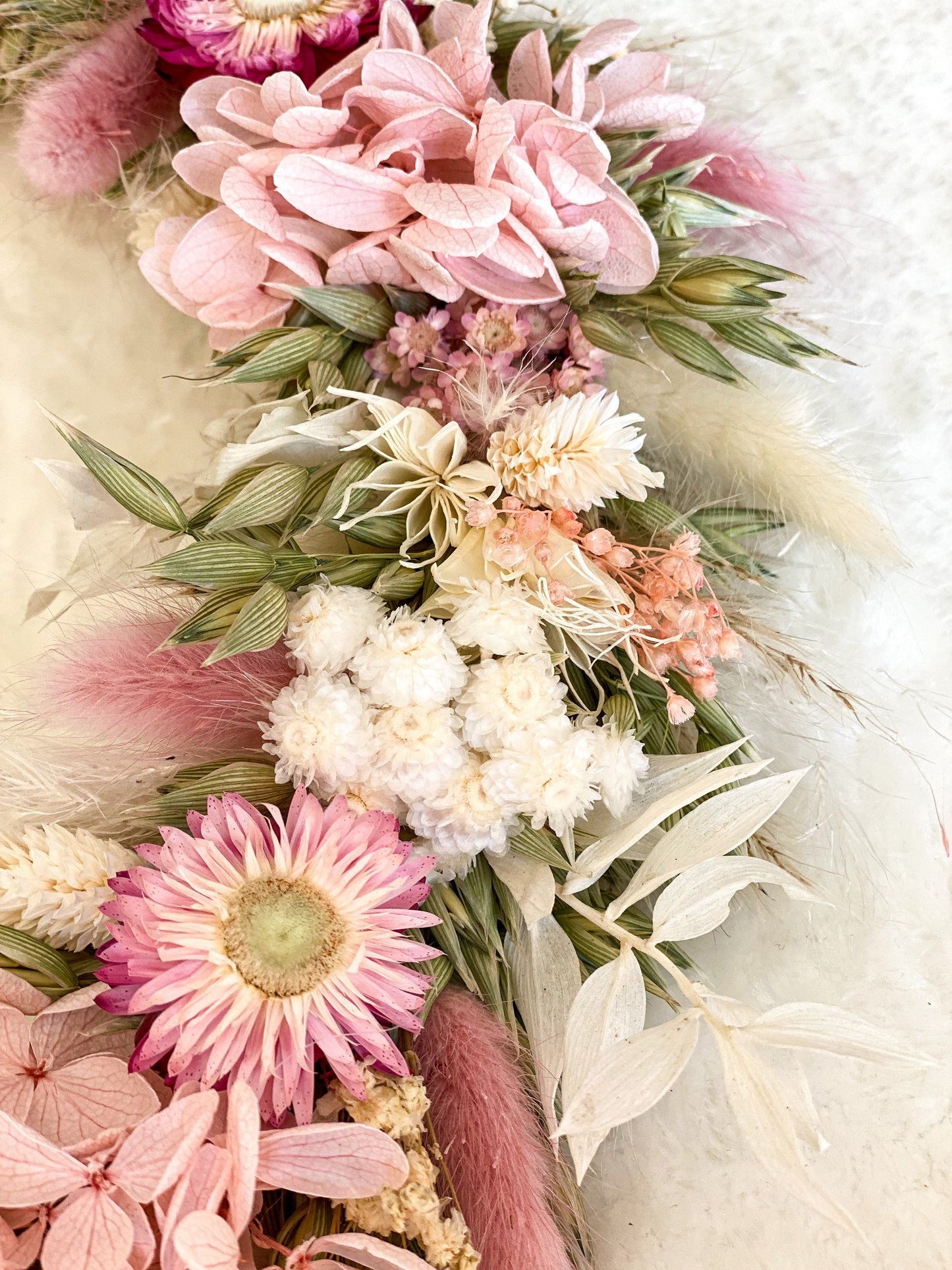 Trockenblumenkranz in Rosa, Weiß, Grün in verschiedenen Größen mit Hortensien, Strohblumen, Pampasgras, Lagurus, Ruscus, Hafer u.v.m.