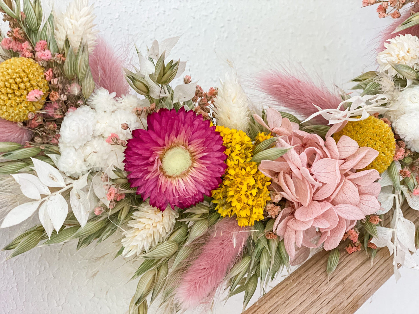Trockenblumenkranz „Mona“ mit vielen verschiedenen Trockenblumen wie Strohblumen, Crapedia, Phalaris, Lagurus, Schleierkraut, Hortensie