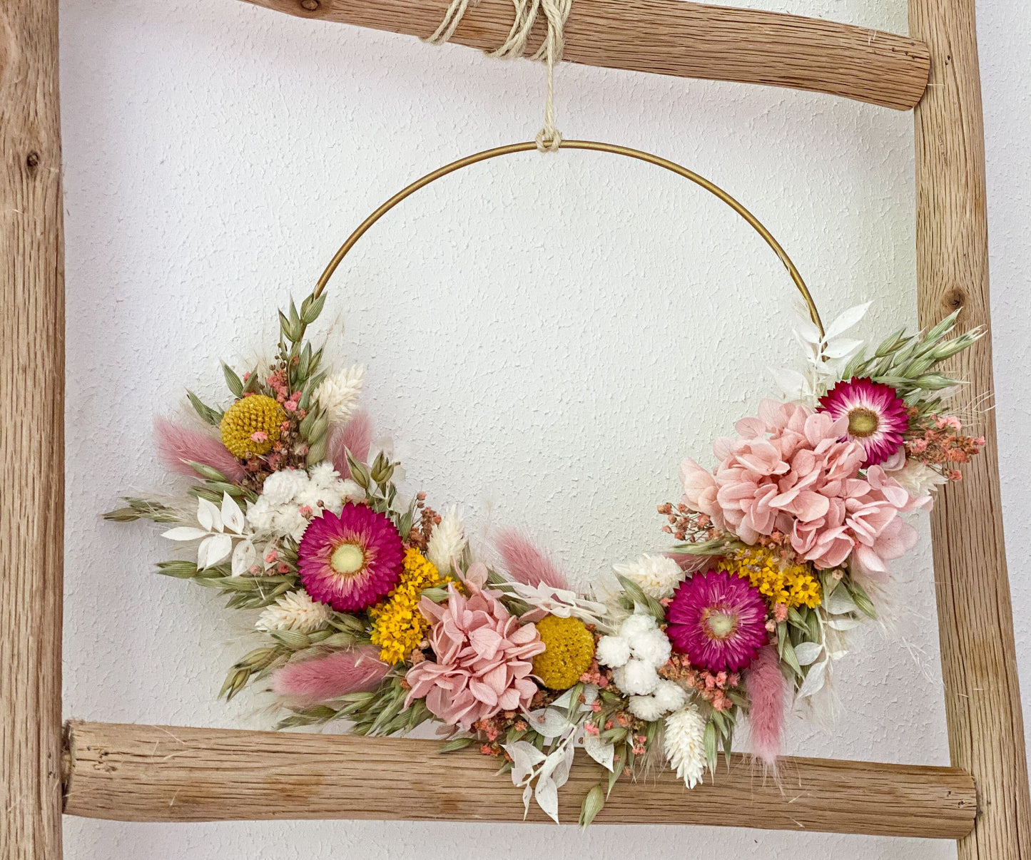 Trockenblumenkranz „Mona“ mit vielen verschiedenen Trockenblumen wie Strohblumen, Crapedia, Phalaris, Lagurus, Schleierkraut, Hortensie