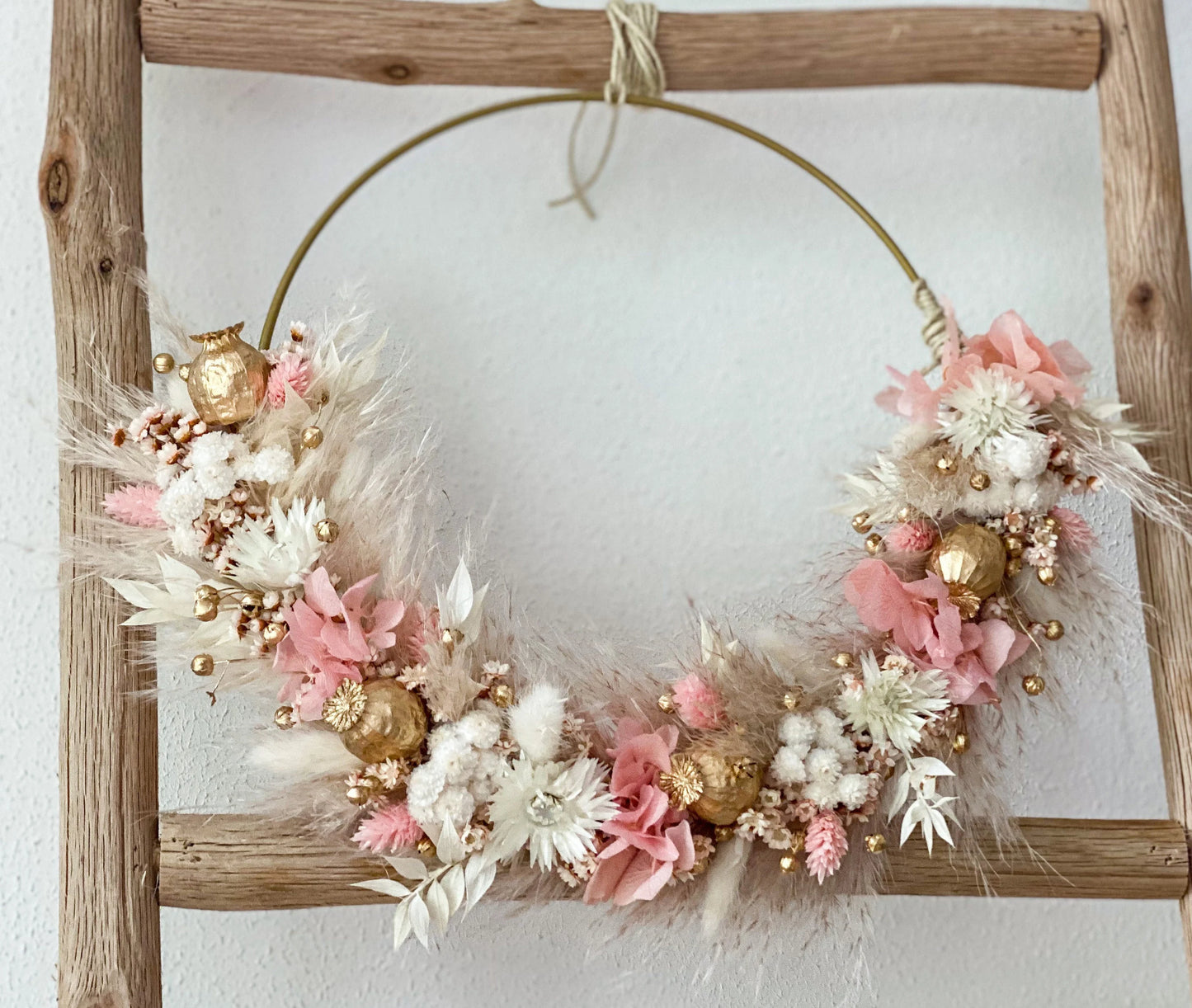 Trockenblumenkranz in Gold, Weiß, Rosa mit goldenem Mohn, Türkranz mit Pampasgras, Baumwolle, Strohblumen, Lagurus, Phalaris
