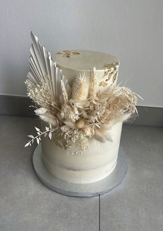 Tortentopper oder Trockenblumenstrauß mit in Weiß mit Palmblatt, Hafer, Weizen, Lagurus, Craspedia, Phalaris